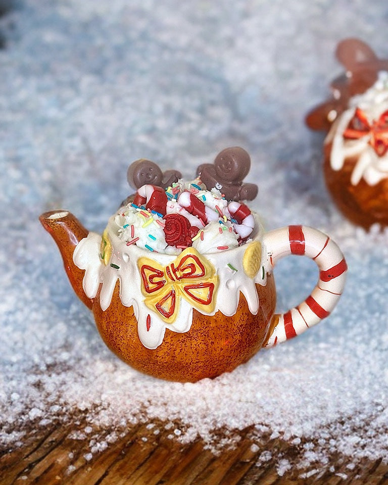 Χειροποίητο χριστουγεννιάτικο κερί σε κεραμική τσαγιέρα διακοσμημένη με frosting, sprinkles, candy canes και φιγούρες gingerbread.