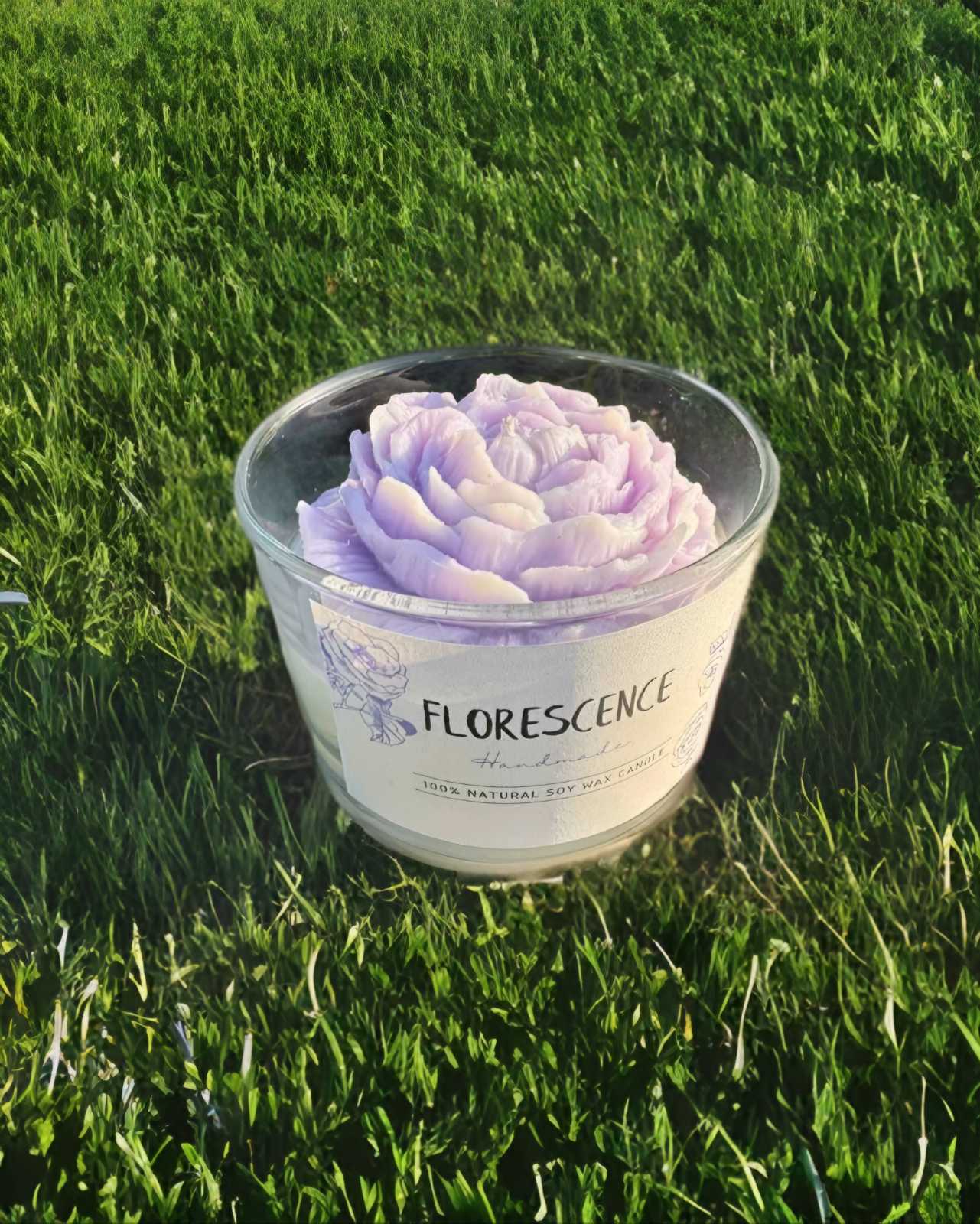 Handmade Florescence soy candle with fresh floral fragrances, ideal for creating a soothing and refreshing ambiance. Χειροποίητο κερί σόγιας Florescence με δροσερά αρώματα λουλουδιών, ιδανικό για δημιουργία χαλαρωτικής και αναζωογονητικής ατμόσφαιρας.