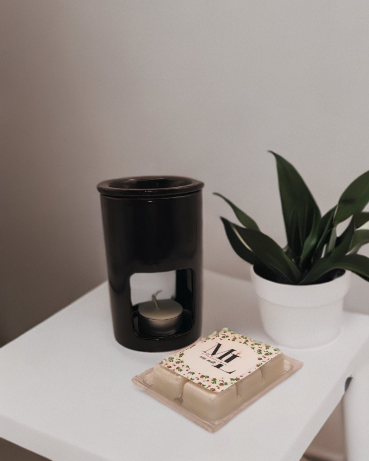 lack ceramic wax burner with a classic and versatile look, suitable for any décor. / Μαύρος κεραμικός αρωματιστής με κλασικό και διαχρονικό στυλ, ταιριάζει σε κάθε διακόσμηση.