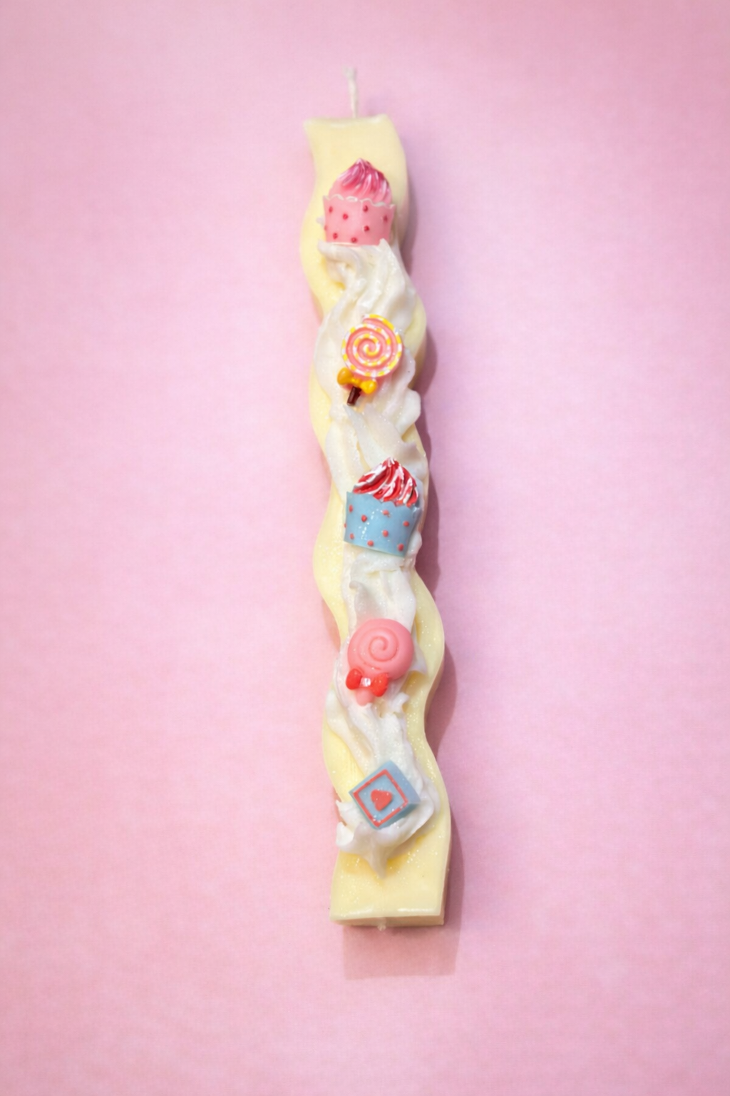 Πασχαλινή χειροποίητη λαμπάδα , με cupcakes ,γλυκά και σαντιγί .