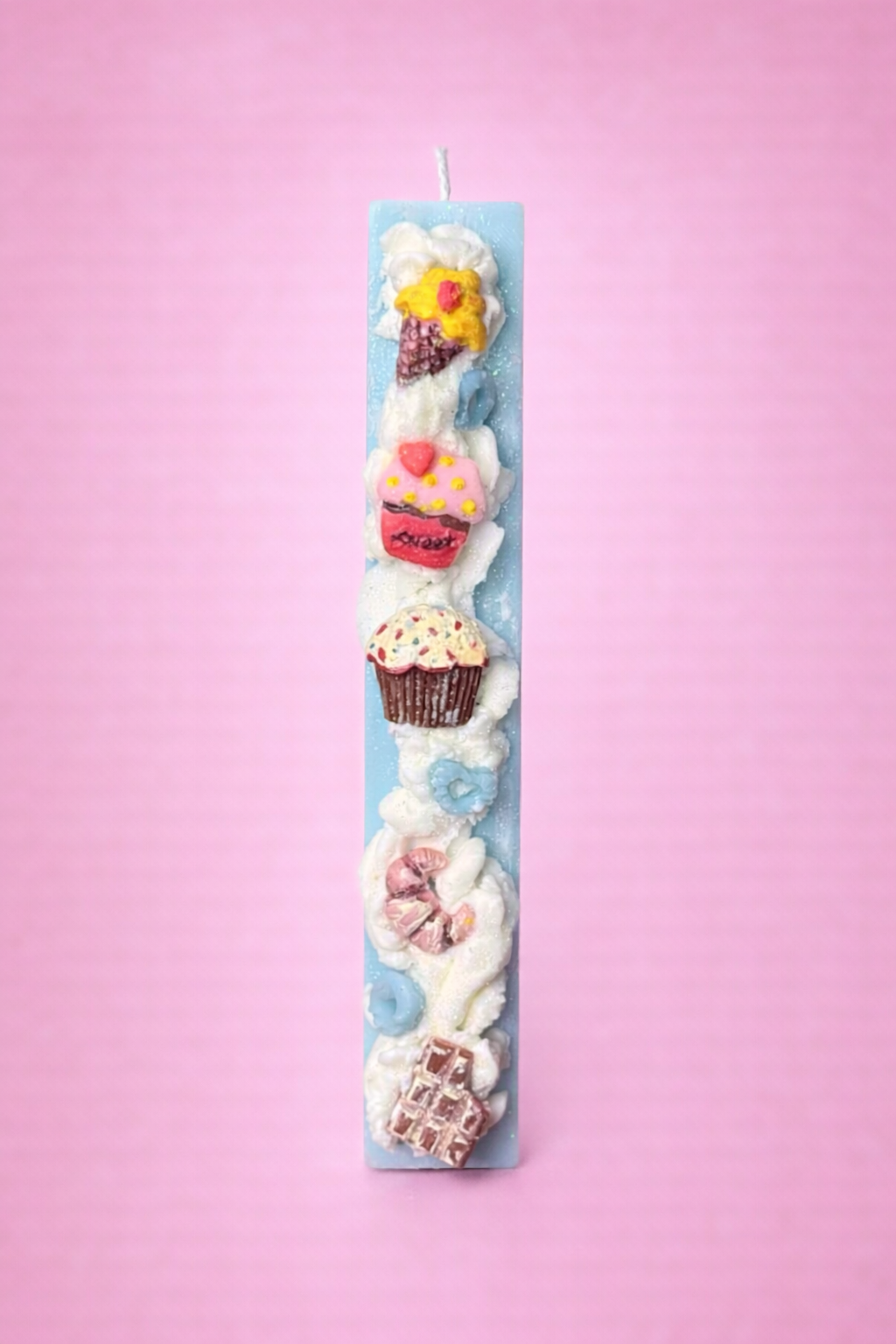 Πασχαλινή χειροποίητη λαμπάδα με cupcakes ,γλυκά και σαντιγί .