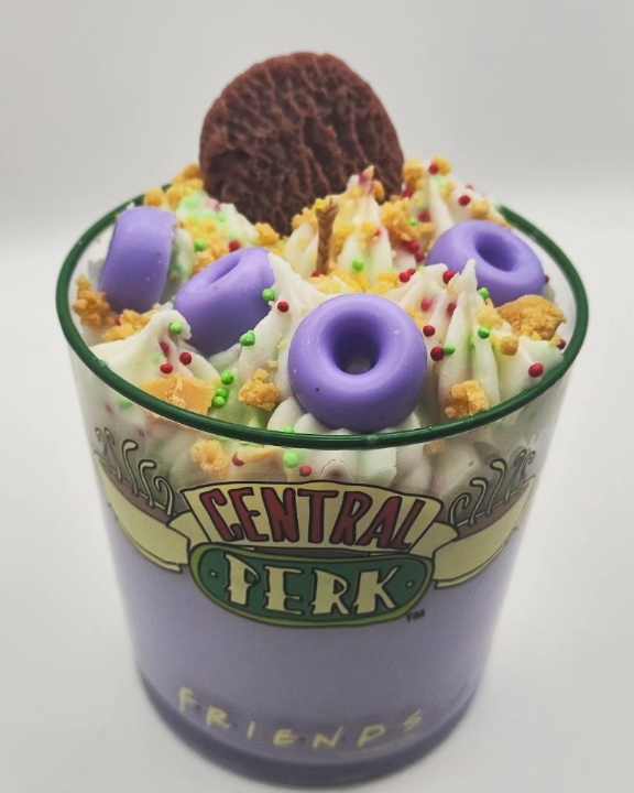 Best-selling Friends Edition handmade soy candle, inspired by the iconic TV show, with warm and cozy fragrances like caramel and vanilla. Ideal for gifts or creating a nostalgic, comforting atmosphere. Χειροποίητο κερί σόγιας Friends Edition, εμπνευσμένο από τη θρυλική τηλεοπτική σειρά, με ζεστά αρώματα καραμέλας και βανίλιας. Ιδανικό για δώρο ή για δημιουργία νοσταλγικής και άνετης ατμόσφαιρας