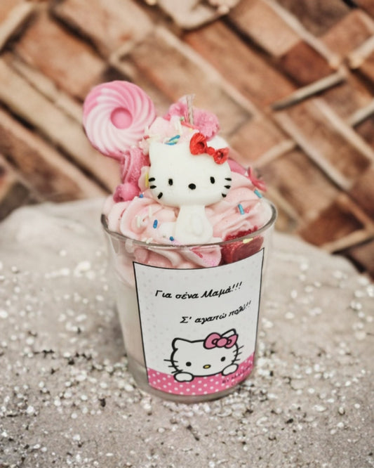 Handmade Hello Kitty wax candle featuring the iconic character’s face in pastel colors, with a cute bow and gentle smile. Perfect as a decorative piece or personalized gift for fans of Hello Kitty. Χειροποίητο κερί Hello Kitty με το εμβληματικό πρόσωπο του χαρακτήρα σε παστέλ χρώματα, με χαριτωμένο φιόγκο και απαλή χαμογελαστή έκφραση. Ιδανικό για διακόσμηση ή ως προσωποποιημένο δώρο για τους φίλους της Hello Kitty.