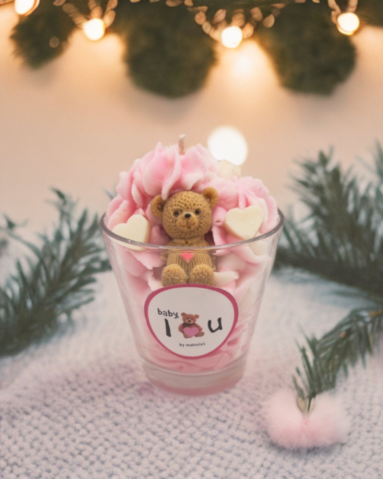 Adorable baby teddy candle in a glass jar with pink whipped wax and heart-shaped details, ideal for baby showers or nursery decor. Χαριτωμένο κερί με αρκουδάκι σε γυάλινο βάζο με ροζ κερί και λεπτομέρειες σε σχήμα καρδιάς, ιδανικό για βάπτιση ή διακόσμηση παιδικού δωματίου.