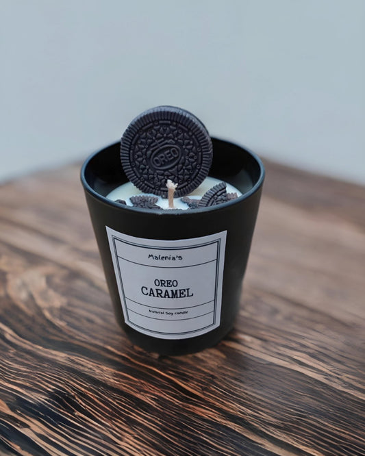 Handmade Oreo wax candle designed to look like the classic cookie with a detailed black and white design. It emits a sweet, cookie-like aroma, perfect for adding a playful and nostalgic scent to any space. Χειροποίητο κερί Oreo που μοιάζει με το κλασικό μπισκότο, με λεπτομέρειες σε μαύρο και λευκό. Εκπέμπει ένα γλυκό, μπισκοτένιο άρωμα, ιδανικό για να προσθέσει μια παιχνιδιάρικη και νοσταλγική νότα σε κάθε χώρο.