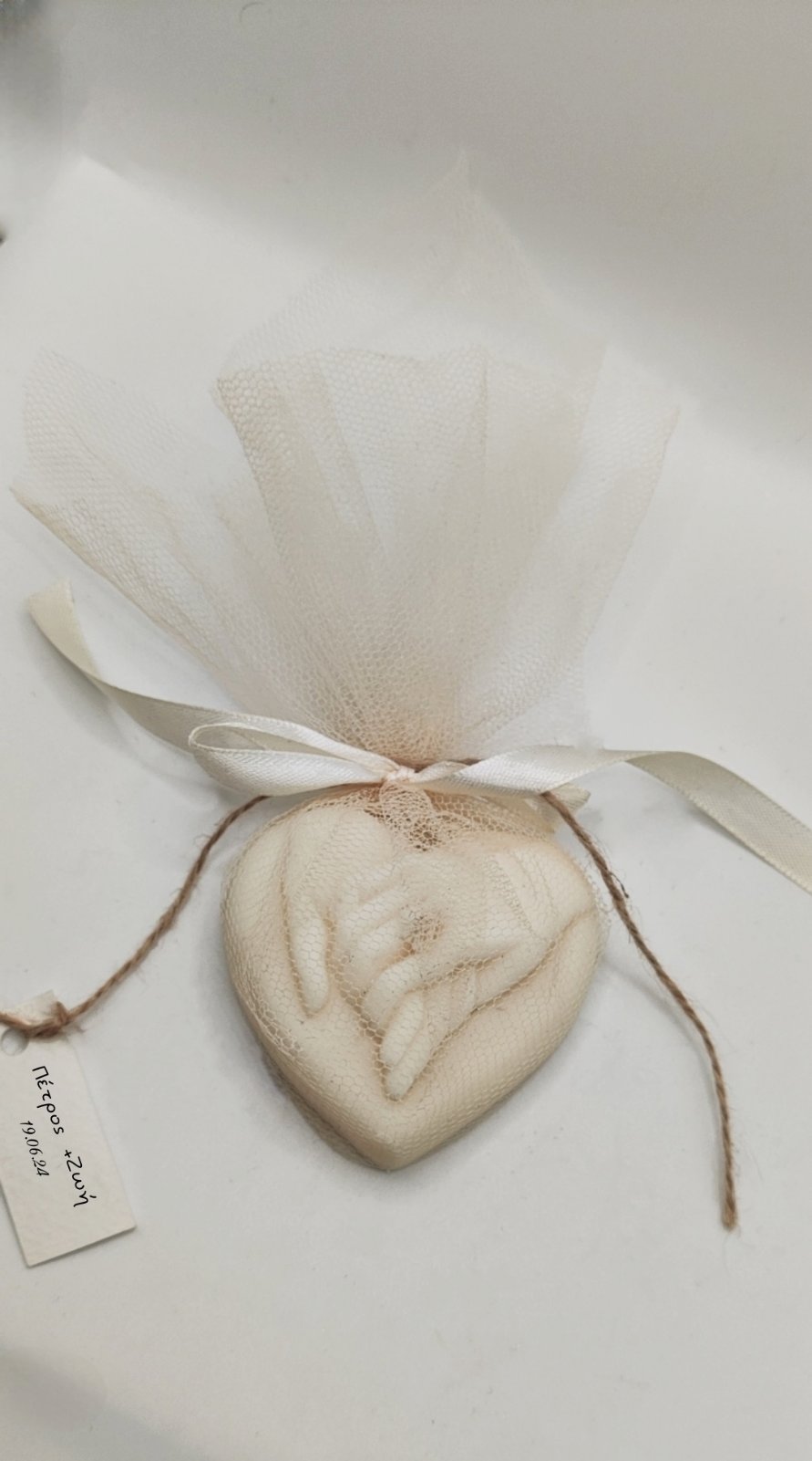 A romantic wax heart bomboniere, customizable in various colors and scents, perfect for weddings and special events. Μπομπονιέρα σε σχήμα καρδιάς από κερί, ιδανική για γάμους και ειδικές εκδηλώσεις.