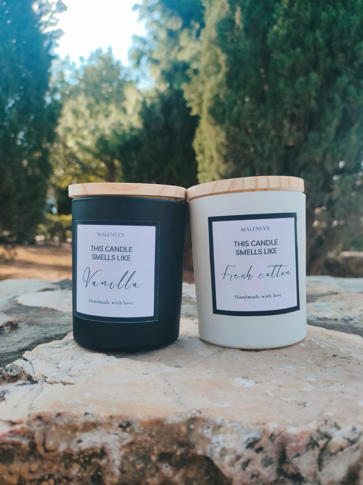 Handmade Classic Elegance soy candle in a black or white glass jar, available in fragrances like vanilla, coconut, white musk, ocean wave, fresh blossom, and sandalwood. Χειροποίητο κερί σόγιας Classic Elegance σε μαύρο ή λευκό γυάλινο δοχείο, διαθέσιμο σε αρώματα βανίλια, καρύδα, ανθός φρεσκάδας, και σανδαλόξυλο.